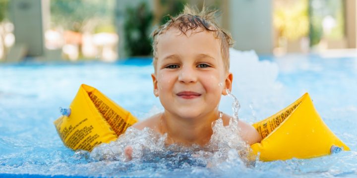 Baddagsäventyr med barnarmpuffar och trygg vattenlek